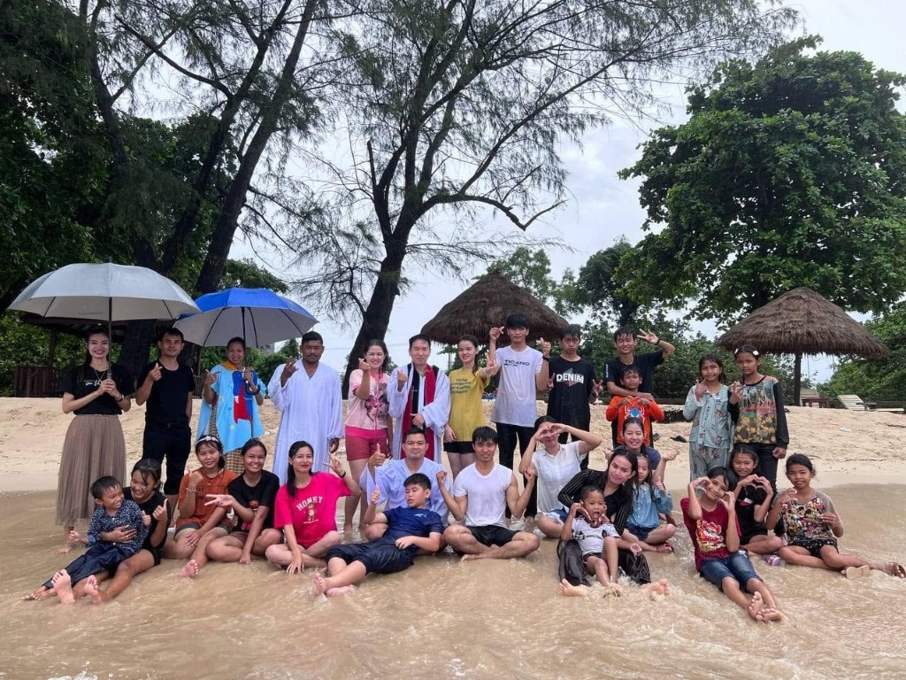 ពិធីបុណ្យជ្រមុជទឹកនៅមាត់សមុទ្រ