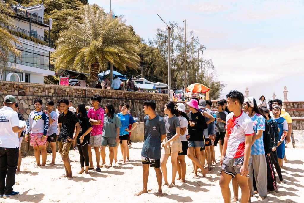 ល្បែងកម្សាន្ត និងសាមគ្គីភាពនៅមាត់សមុទ្រ