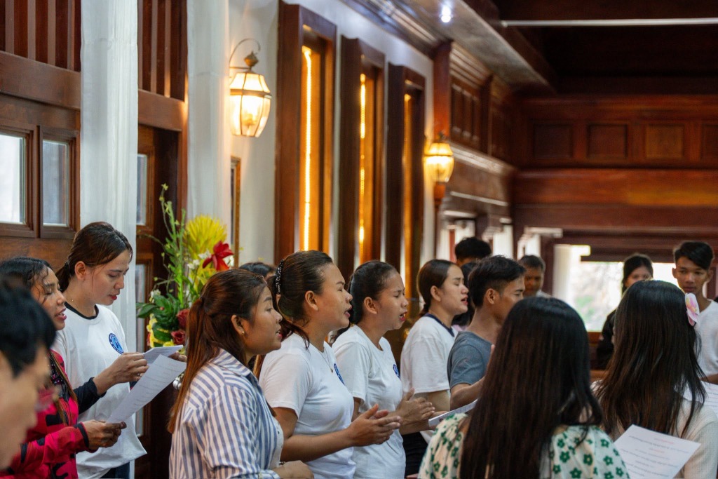 ការថ្វាយបង្គំ និងច្រៀងសរសើរក្រោមម្លប់ដូង